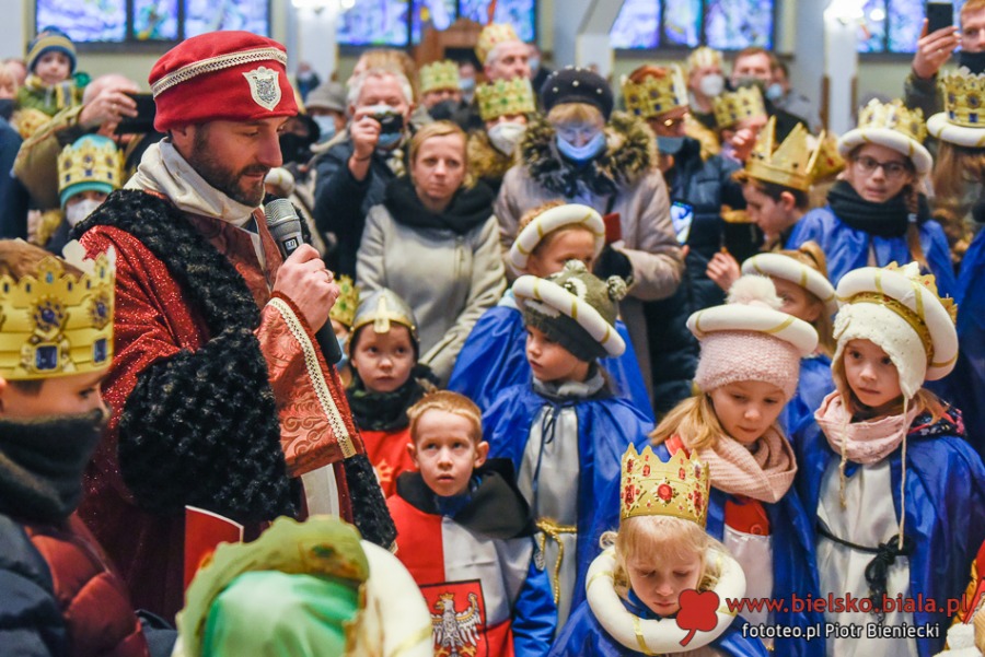 Skromny orszak na Złotych Łanach. Radośni rycerze i damy dworu ZDJĘCIA