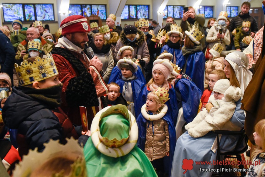 Skromny orszak na Złotych Łanach. Radośni rycerze i damy dworu ZDJĘCIA