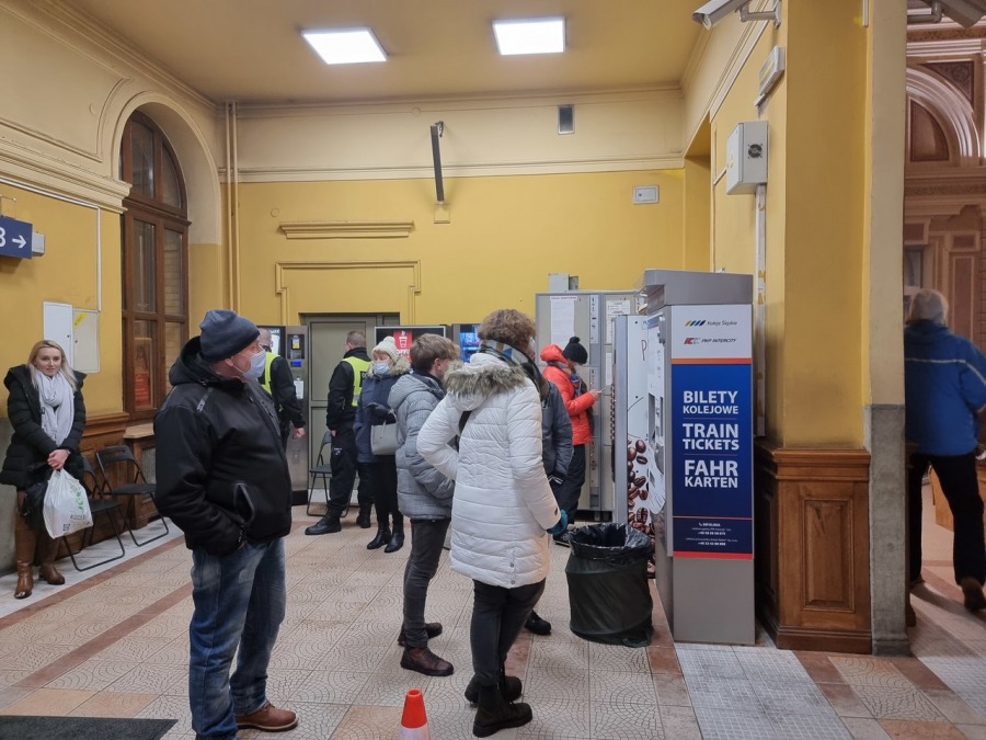 Pasażerowie byli zdumieni. Kręcą film na bielskim dworcu! ZDJĘCIA