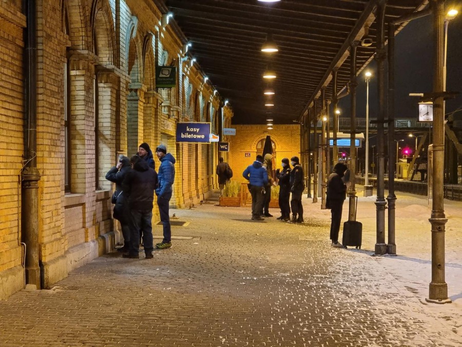 Pasażerowie byli zdumieni. Kręcą film na bielskim dworcu! ZDJĘCIA