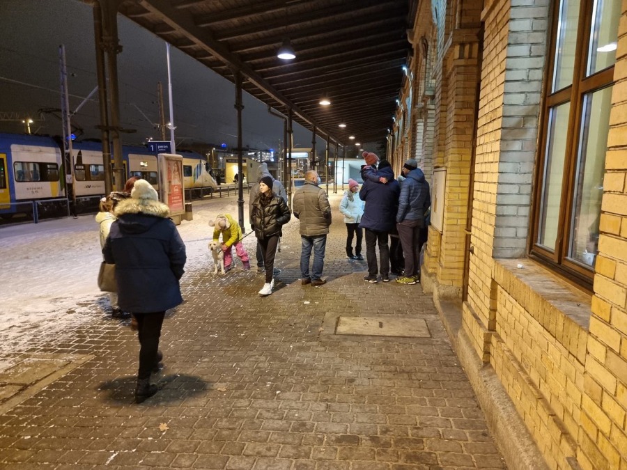 Pasażerowie byli zdumieni. Kręcą film na bielskim dworcu! ZDJĘCIA