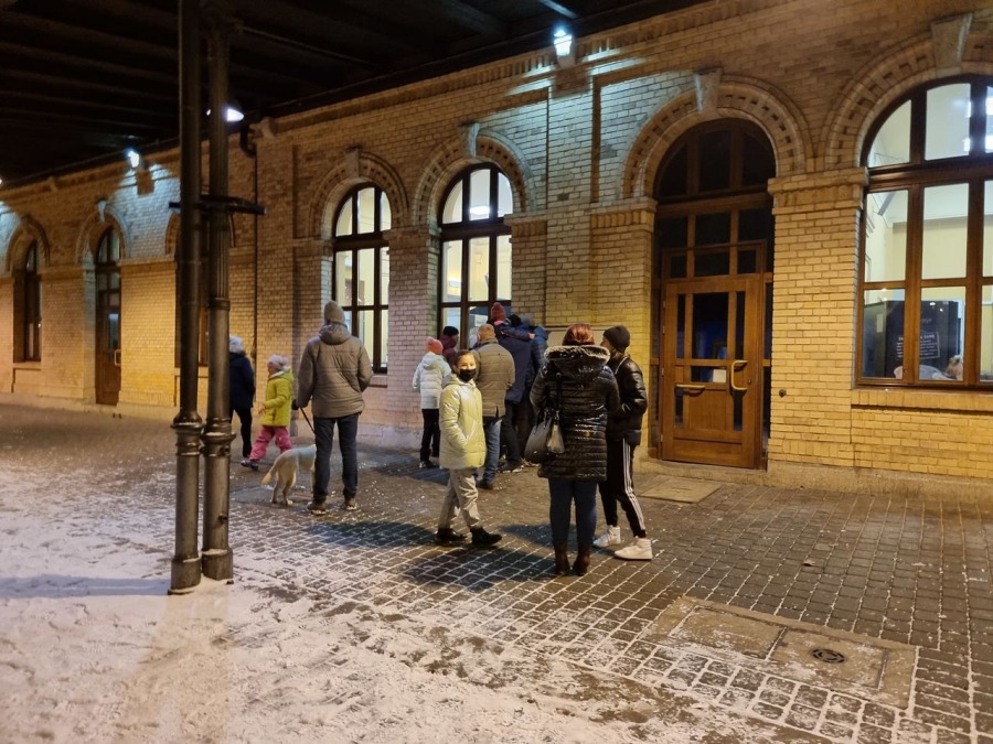 Pasażerowie byli zdumieni. Kręcą film na bielskim dworcu! ZDJĘCIA
