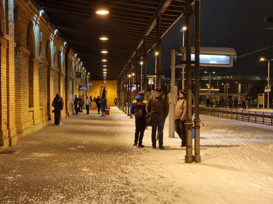 Pasażerowie byli zdumieni. Kręcą film na bielskim dworcu! ZDJĘCIA