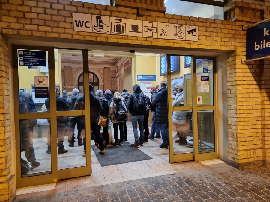 Pasażerowie byli zdumieni. Kręcą film na bielskim dworcu! ZDJĘCIA