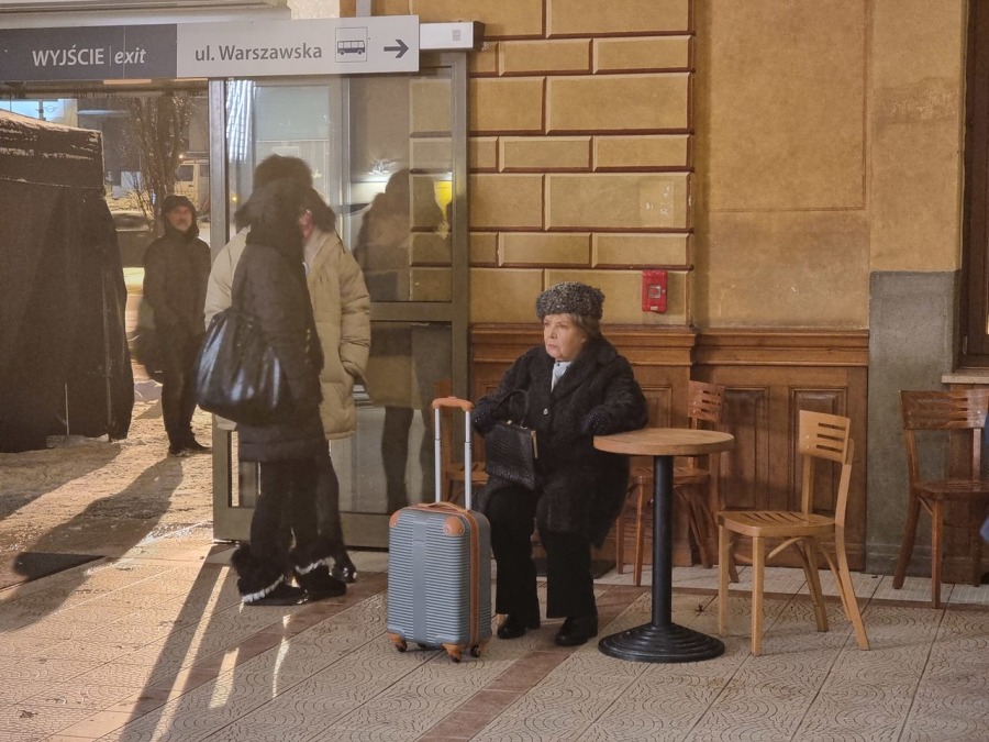 Pasażerowie byli zdumieni. Kręcą film na bielskim dworcu! ZDJĘCIA