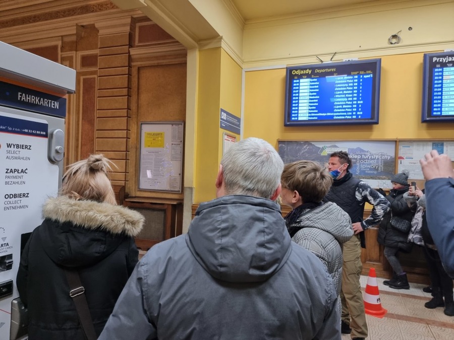 Pasażerowie byli zdumieni. Kręcą film na bielskim dworcu! ZDJĘCIA