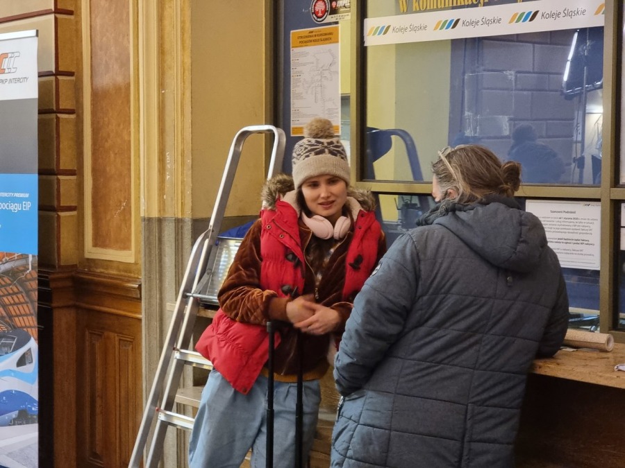 Pasażerowie byli zdumieni. Kręcą film na bielskim dworcu! ZDJĘCIA