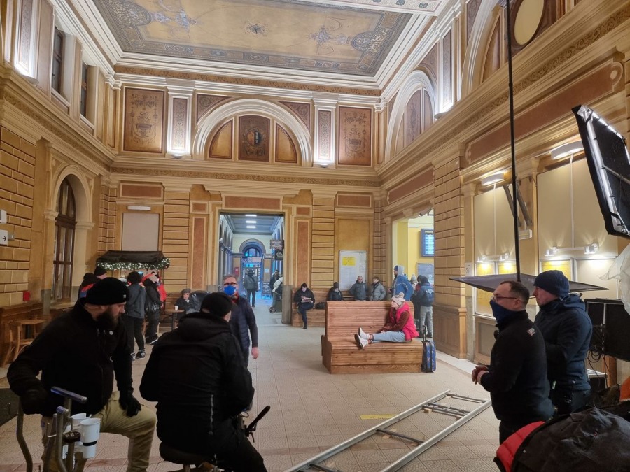 Pasażerowie byli zdumieni. Kręcą film na bielskim dworcu! ZDJĘCIA