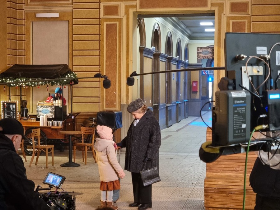Pasażerowie byli zdumieni. Kręcą film na bielskim dworcu! ZDJĘCIA