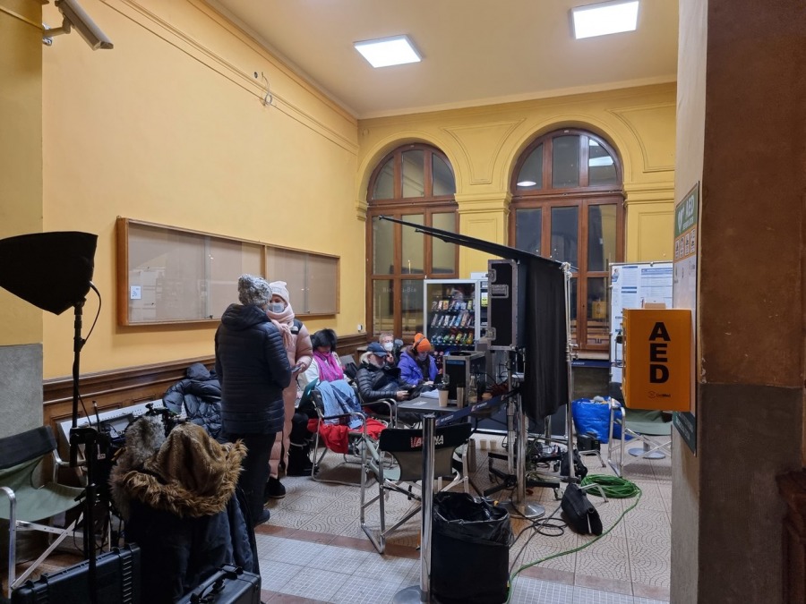 Pasażerowie byli zdumieni. Kręcą film na bielskim dworcu! ZDJĘCIA