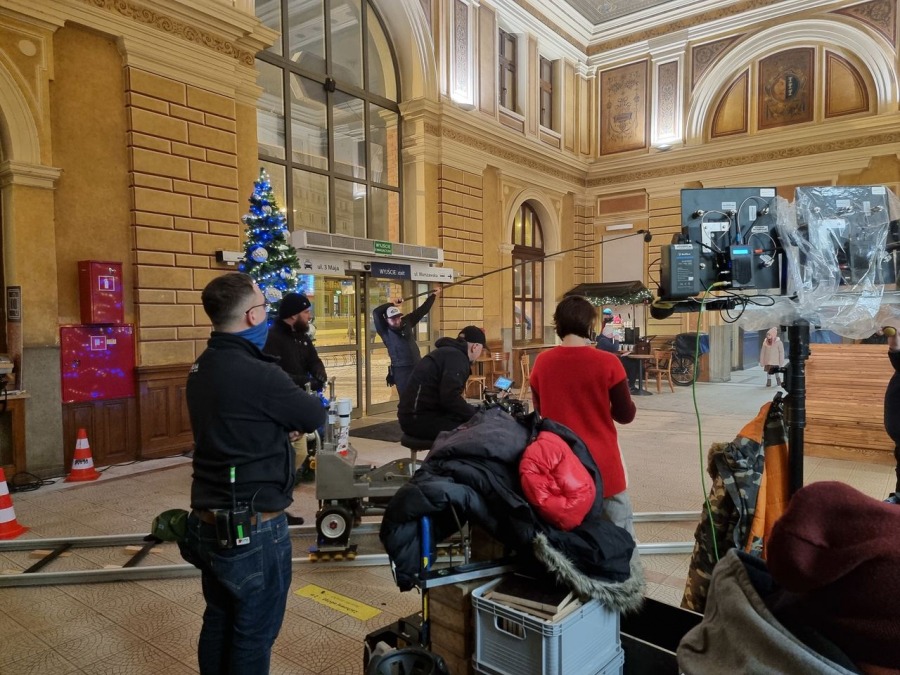 Pasażerowie byli zdumieni. Kręcą film na bielskim dworcu! ZDJĘCIA