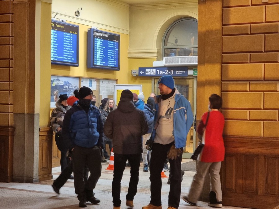 Pasażerowie byli zdumieni. Kręcą film na bielskim dworcu! ZDJĘCIA