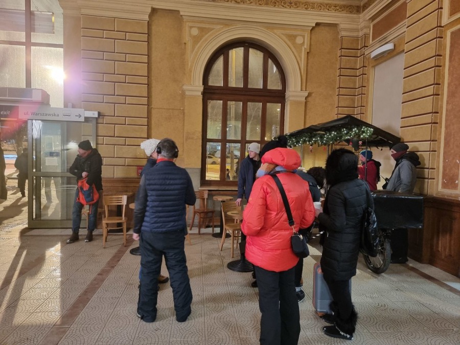 Pasażerowie byli zdumieni. Kręcą film na bielskim dworcu! ZDJĘCIA