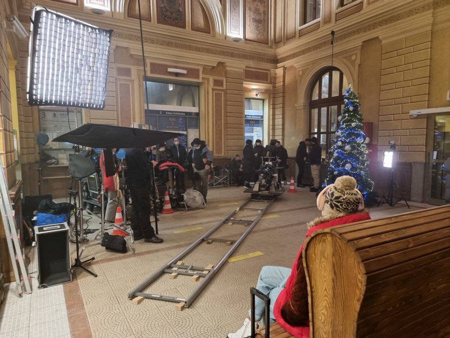 Pasażerowie byli zdumieni. Kręcą film na bielskim dworcu! ZDJĘCIA
