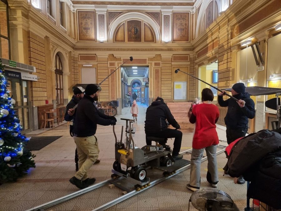 Pasażerowie byli zdumieni. Kręcą film na bielskim dworcu! ZDJĘCIA