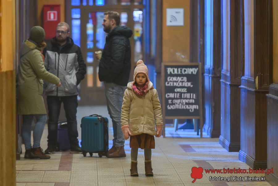 Pasażerowie byli zdumieni. Kręcą film na bielskim dworcu! ZDJĘCIA