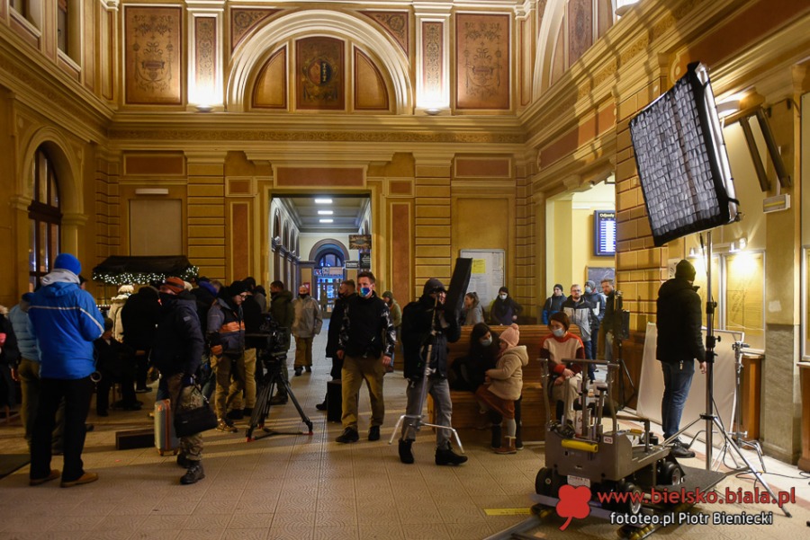 Pasażerowie byli zdumieni. Kręcą film na bielskim dworcu! ZDJĘCIA