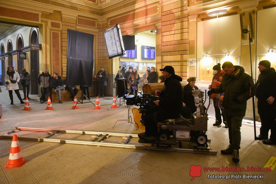Pasażerowie byli zdumieni. Kręcą film na bielskim dworcu! ZDJĘCIA