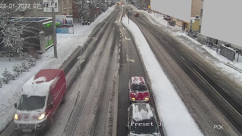 Fatalny stan dróg po nocnych opadach. Utrudnienia dla kierowców i pieszych - foto