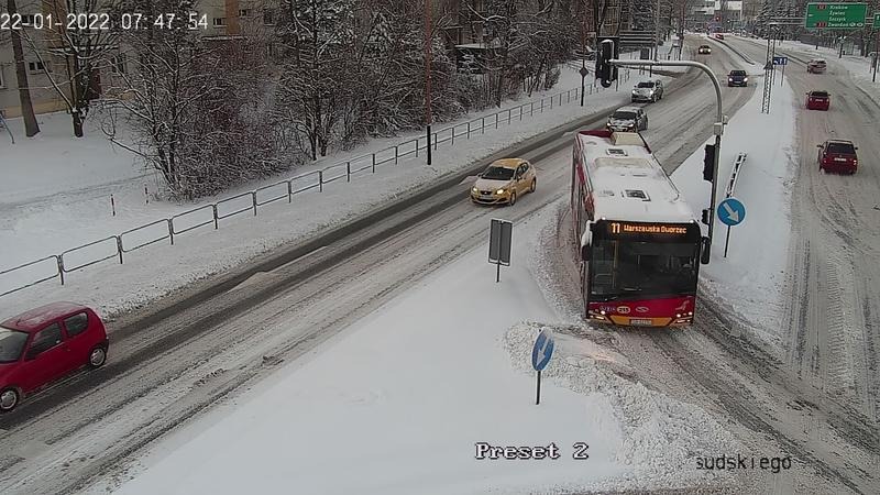 Fatalny stan dróg po nocnych opadach. Utrudnienia dla kierowców i pieszych - foto