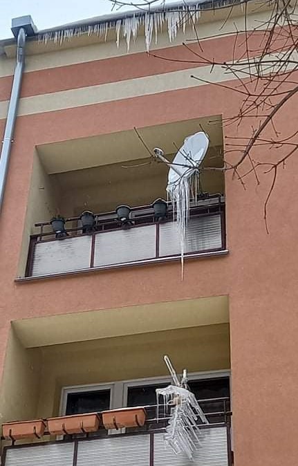 Niebezpieczne sople. „Jak taki spadnie i kogoś zabije, to będzie afera na całą Polskę”