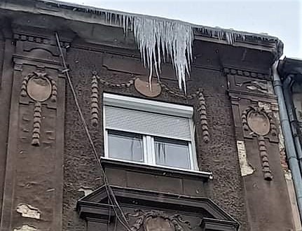 Niebezpieczne sople. „Jak taki spadnie i kogoś zabije, to będzie afera na całą Polskę”