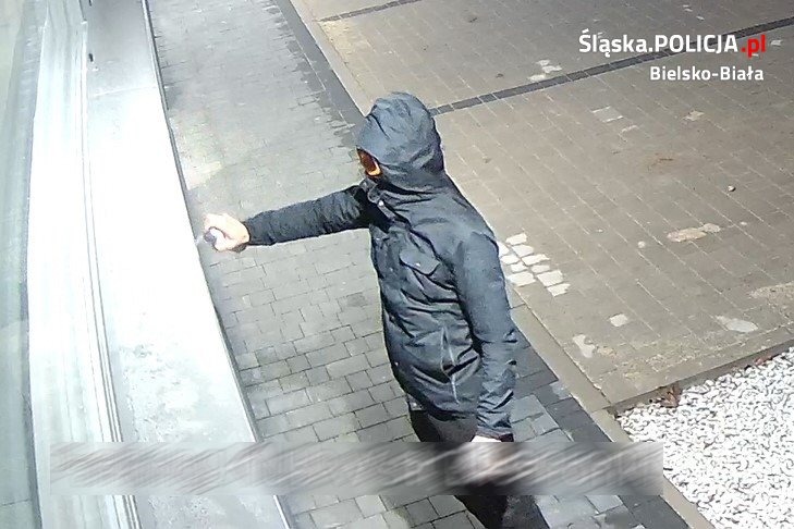 Zdewastował elewację nowego budynku. Kim jest ten mężczyzna? FILM