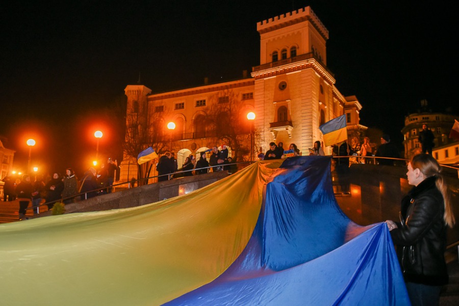 Bielszczanie solidarni z Ukrainą. Tłum na placu Chrobrego ZDJĘCIA i FILM