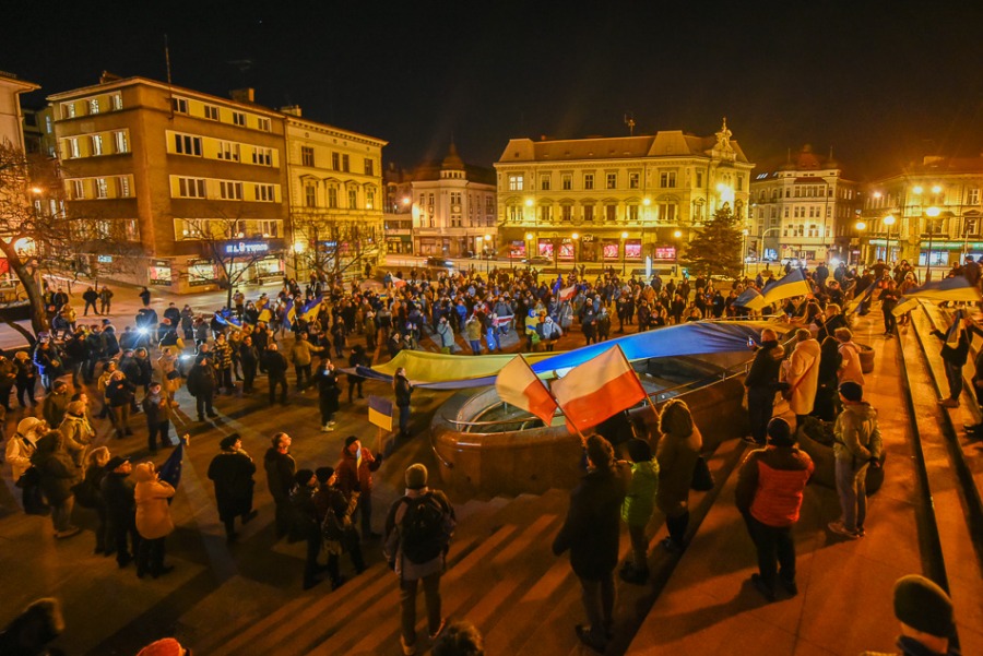Bielszczanie solidarni z Ukrainą. Tłum na placu Chrobrego ZDJĘCIA i FILM