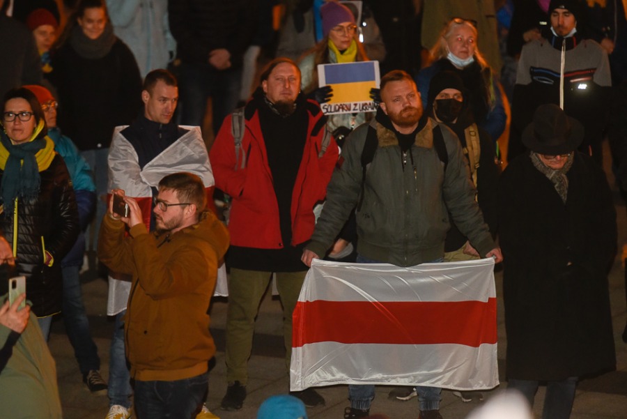 Bielszczanie solidarni z Ukrainą. Tłum na placu Chrobrego ZDJĘCIA i FILM