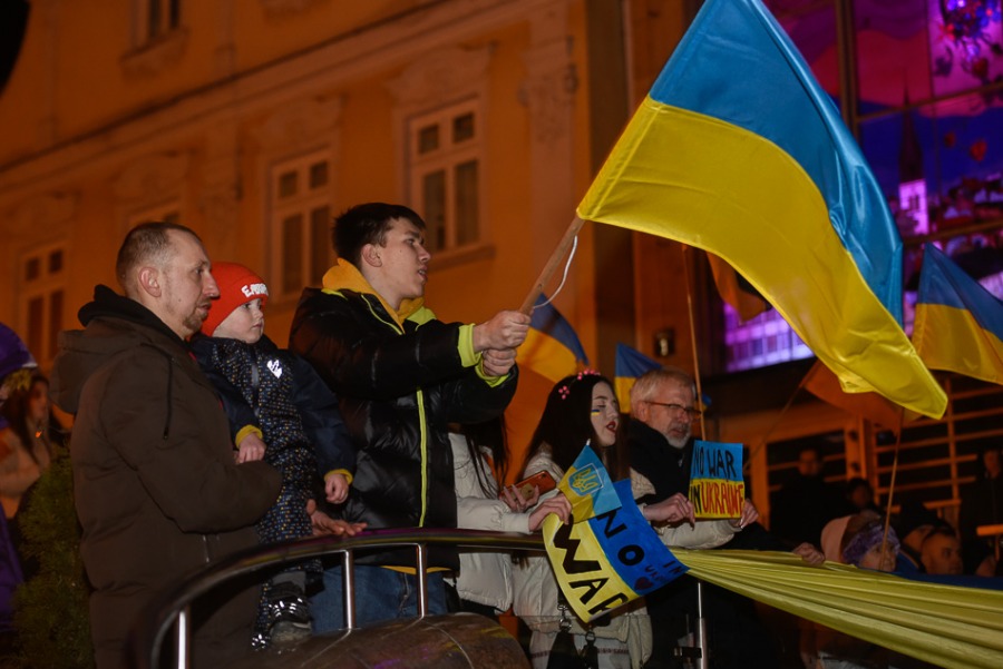 Bielszczanie solidarni z Ukrainą. Tłum na placu Chrobrego ZDJĘCIA i FILM