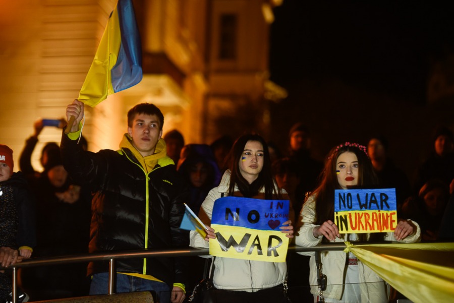 Bielszczanie solidarni z Ukrainą. Tłum na placu Chrobrego ZDJĘCIA i FILM