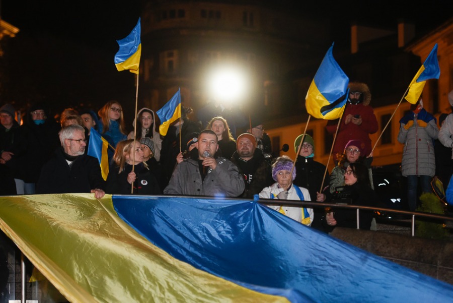 Bielszczanie solidarni z Ukrainą. Tłum na placu Chrobrego ZDJĘCIA i FILM