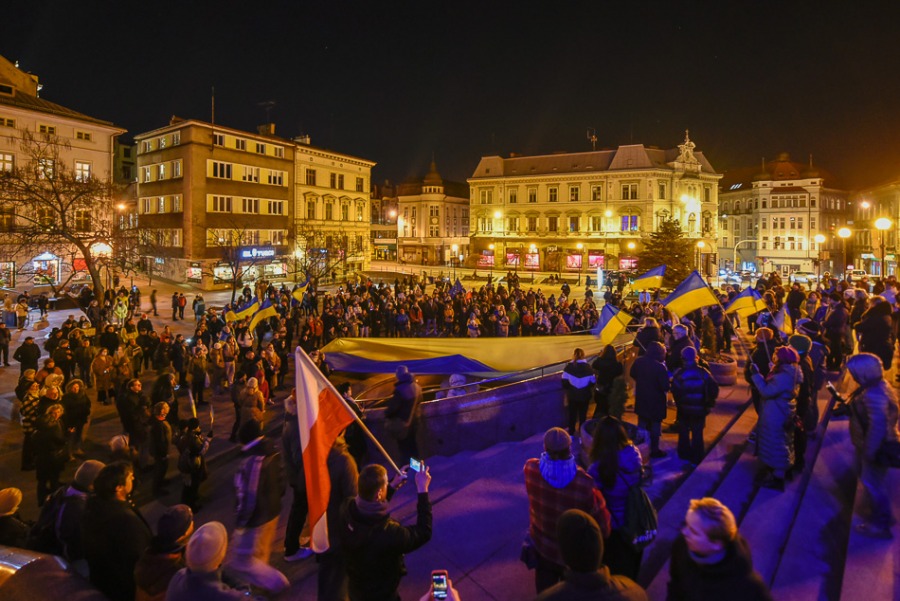 Bielszczanie solidarni z Ukrainą. Tłum na placu Chrobrego ZDJĘCIA i FILM