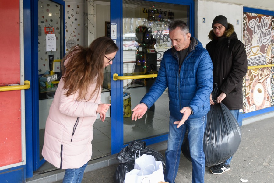 Rośnie góra odzieży i żywności. Bielszczanie masowo pomagają Ukrainie ZDJĘCIA