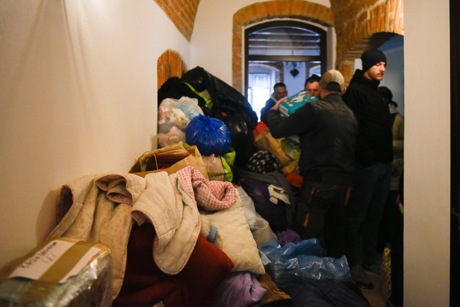Rośnie góra odzieży i żywności. Bielszczanie masowo pomagają Ukrainie ZDJĘCIA