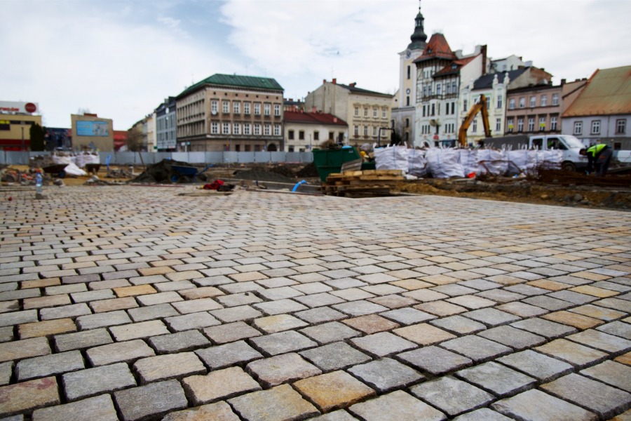 Nowe oblicze placu Wojska Polskiego. Płyta z kostki harmonizuje z otoczeniem?