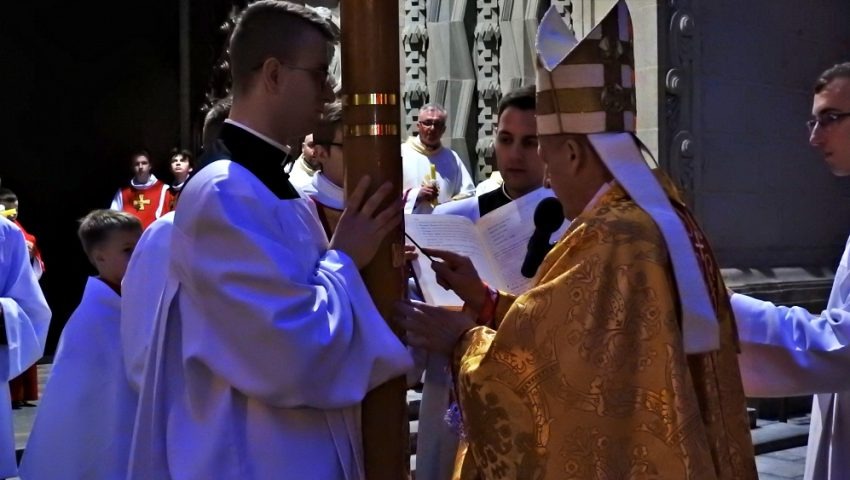 Błogosławieństwo biskupa. Procesja rezurekcyjna wokół katedry ZDJĘCIA