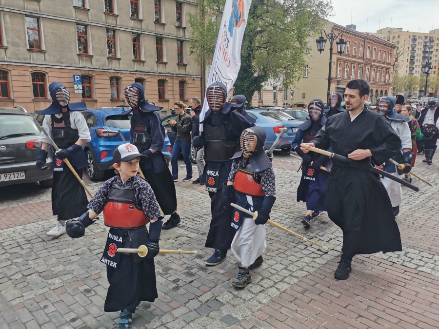 Niezwykły pochód na ulicach Bielska-Białej. Bohaterowie w strojach historycznych ZDJĘCIA