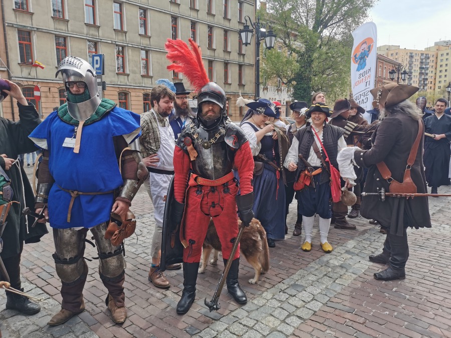 Niezwykły pochód na ulicach Bielska-Białej. Bohaterowie w strojach historycznych ZDJĘCIA