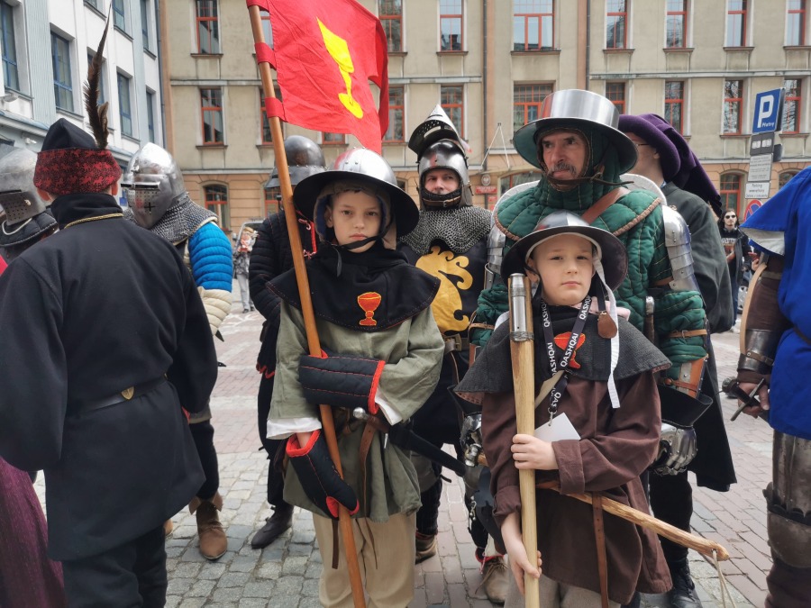 Niezwykły pochód na ulicach Bielska-Białej. Bohaterowie w strojach historycznych ZDJĘCIA