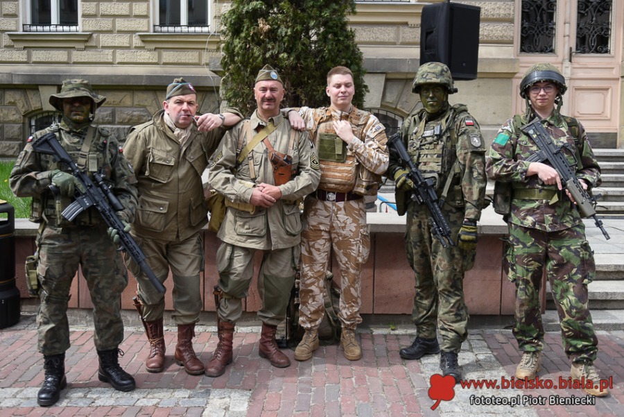 Niezwykły pochód na ulicach Bielska-Białej. Bohaterowie w strojach historycznych ZDJĘCIA