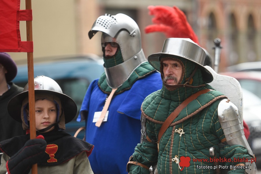 Niezwykły pochód na ulicach Bielska-Białej. Bohaterowie w strojach historycznych ZDJĘCIA