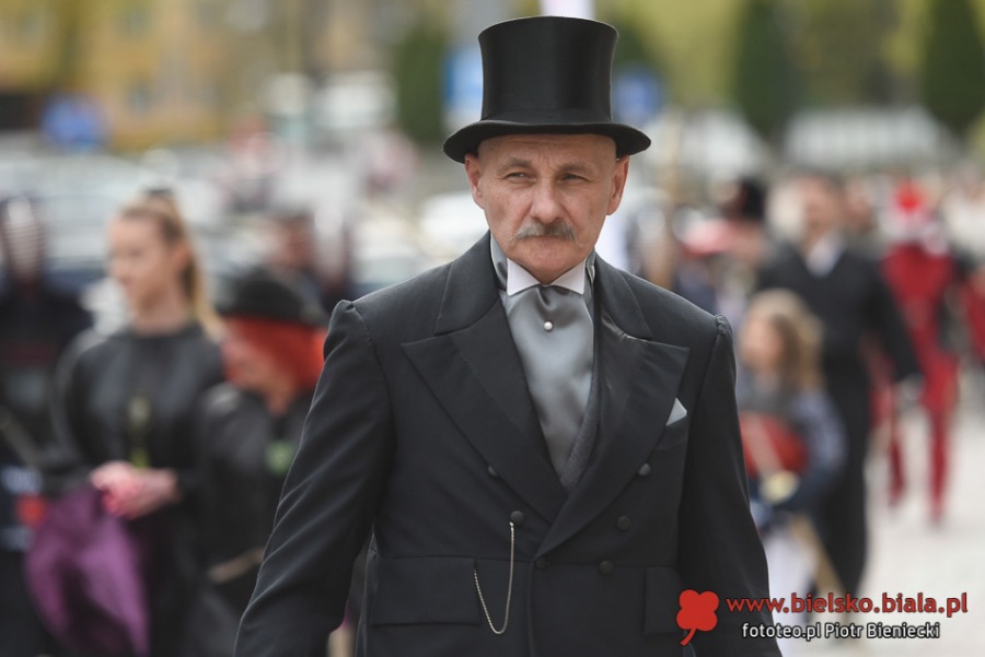 Niezwykły pochód na ulicach Bielska-Białej. Bohaterowie w strojach historycznych ZDJĘCIA