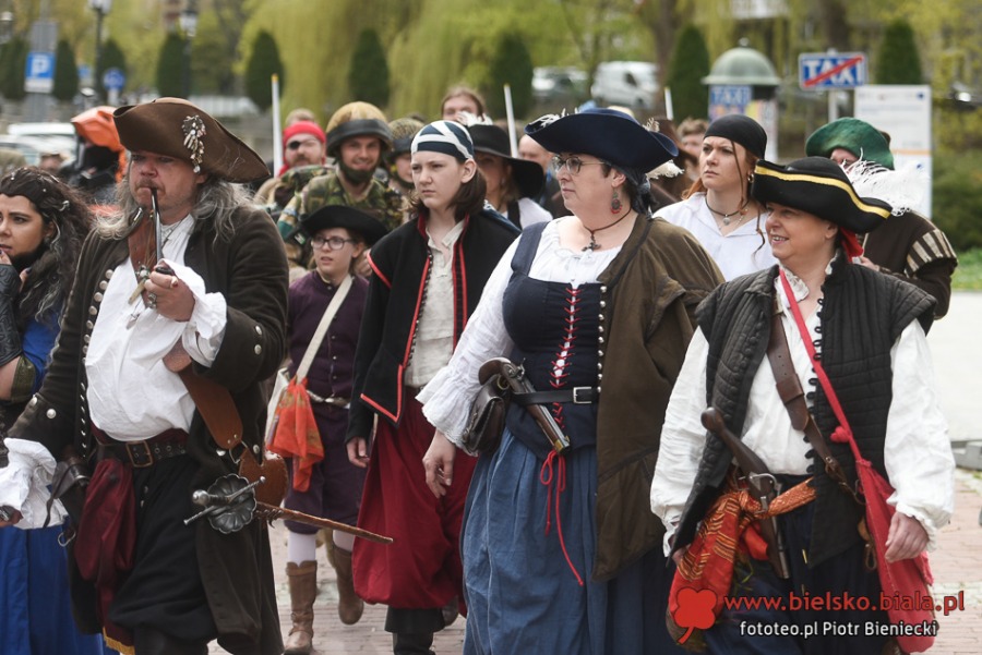 Niezwykły pochód na ulicach Bielska-Białej. Bohaterowie w strojach historycznych ZDJĘCIA