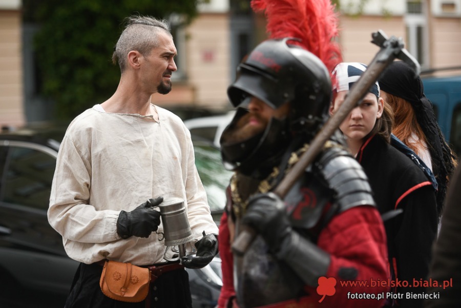 Niezwykły pochód na ulicach Bielska-Białej. Bohaterowie w strojach historycznych ZDJĘCIA