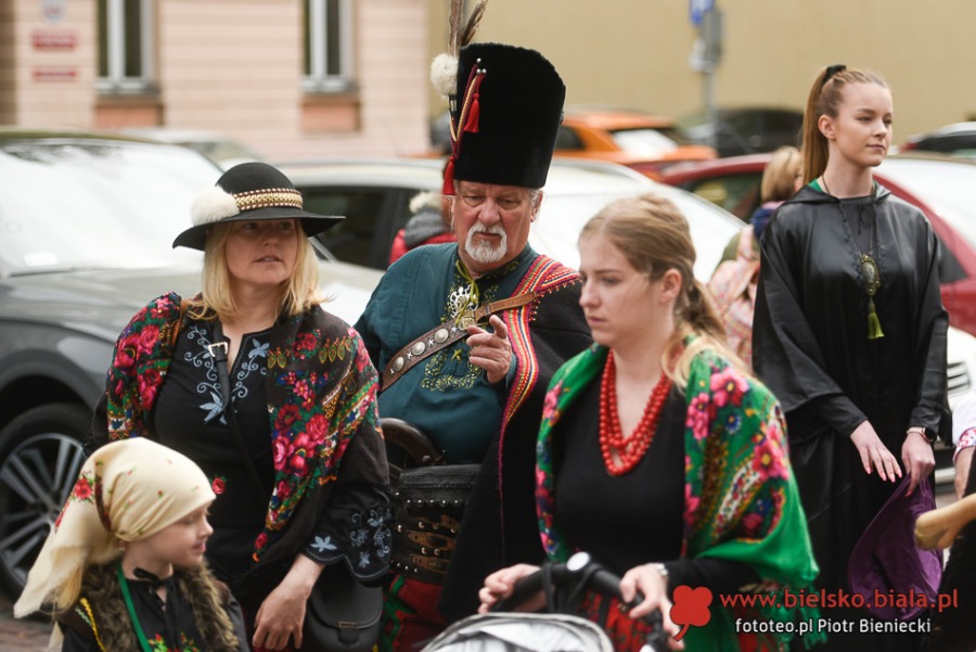Niezwykły pochód na ulicach Bielska-Białej. Bohaterowie w strojach historycznych ZDJĘCIA