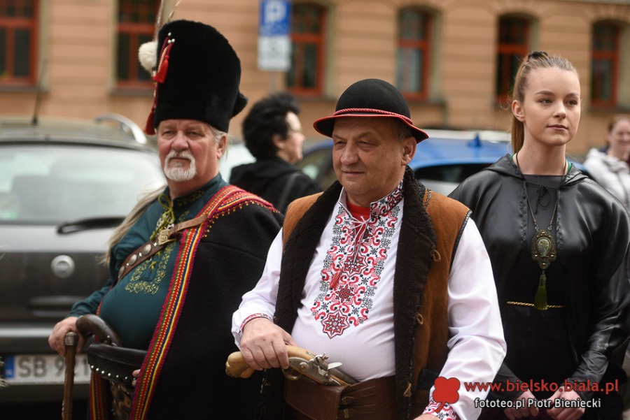Niezwykły pochód na ulicach Bielska-Białej. Bohaterowie w strojach historycznych ZDJĘCIA