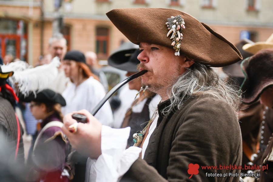 Niezwykły pochód na ulicach Bielska-Białej. Bohaterowie w strojach historycznych ZDJĘCIA