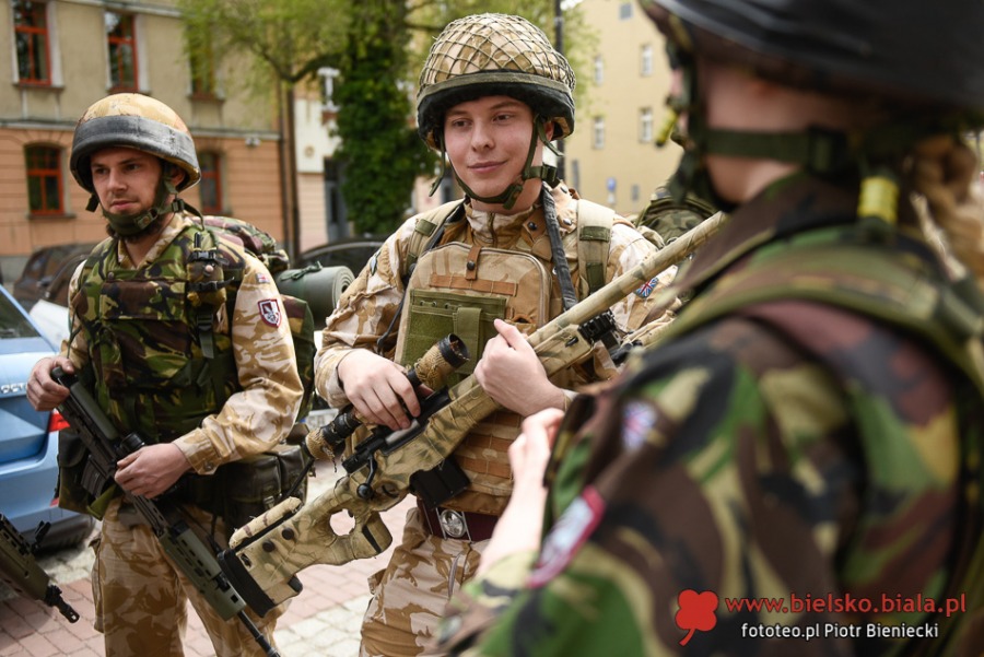 Niezwykły pochód na ulicach Bielska-Białej. Bohaterowie w strojach historycznych ZDJĘCIA